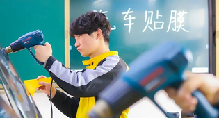 辍学打工 vs 万通学技术：为什么选万通更划算？